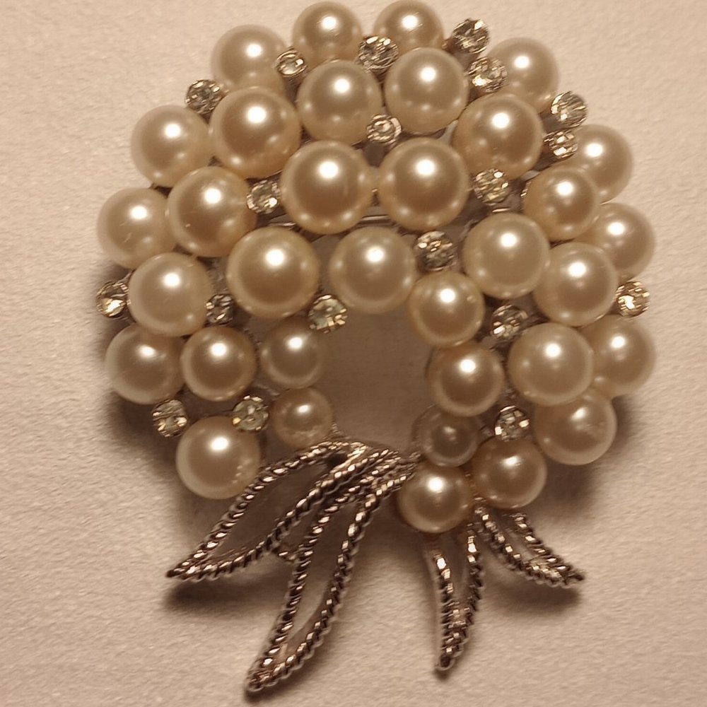 Vtg  Trifari crown wreath 1964 silver tone faux pearls, clear stones